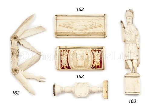 Lot 163 - AN EARLY 19TH-CENTURY FRENCH NAPOLEONIC PRISONER-OF-WAR CARVED BONE SNUFF BOX