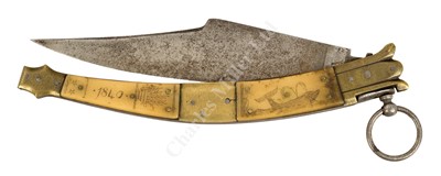 Lot 138 - A SCRIMSHAW DECORATED HORN, BRASS AND STEEL FOLDING KNIFE, CIRCA 1840
