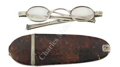 Lot 275 - Ø A PAIR OF SILVER SPECTACLES, 1821-22 in tortoiseshell case