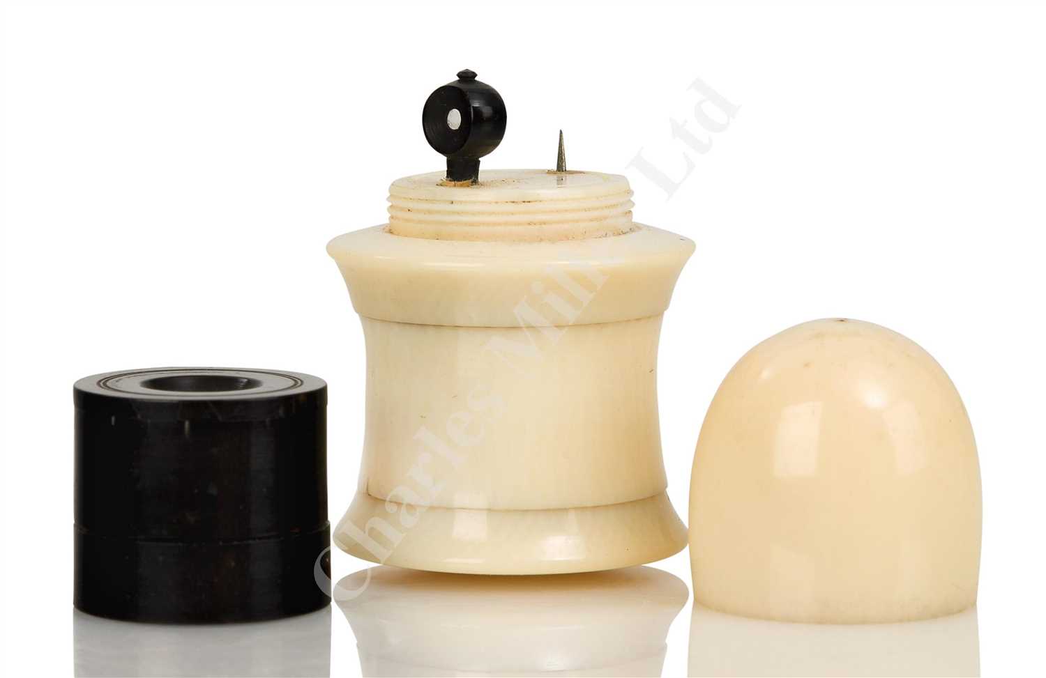 Lot 281 - Ø AN IVORY 'ACORN' FLEAGLASS POCKET