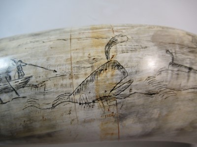 Lot 168 - A SCRIMSHAW DECORATED COW'S HORN