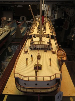 Lot 175 - A 1:75 SCALE BUILDER'S STYLE MODEL OF THE AUSTRALIA-NEW ZEALAND PASSENGER/CARGO SHIP S.S. MAHENO [1905]