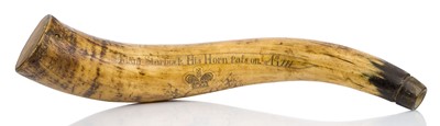 Lot 113 - A FINE ROYALIST AMERICAN WAR OF INDEPENDENCE COW HORN POWDER