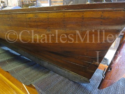 Lot 39 - AN ATTRACTIVE GAFF-RIGGED POND YACHT, CIRCA 1910