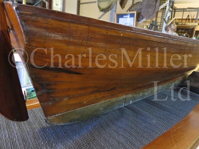 Lot 39 - AN ATTRACTIVE GAFF-RIGGED POND YACHT, CIRCA 1910