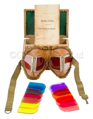 Lot 335 - A RARE PAIR OF ROYAL NAVAL AIR SERVICE EXPERIMENTAL FILTER GOGGLES, CIRCA 1917