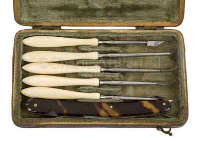 Lot 368 - Ø AN EARLY 19TH CENTURY POCKET HYGIENE SET