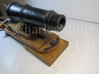 Lot 183 - A PAIR OF MODEL ROYAL NAVY CARRONADES AS USED IN SERVICE CIRCA 1800