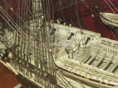 Lot 195 - A NAPOLEONIC FRENCH PRISONER OF WAR STYLE BONE AND TORTOISESHELL MODEL FOR A 40-GUN FIFTH-RATE FRIGATE