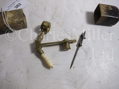 Lot 382 - Ø A SIMPLE MICROSCOPE, ENGLISH, CIRCA 1740