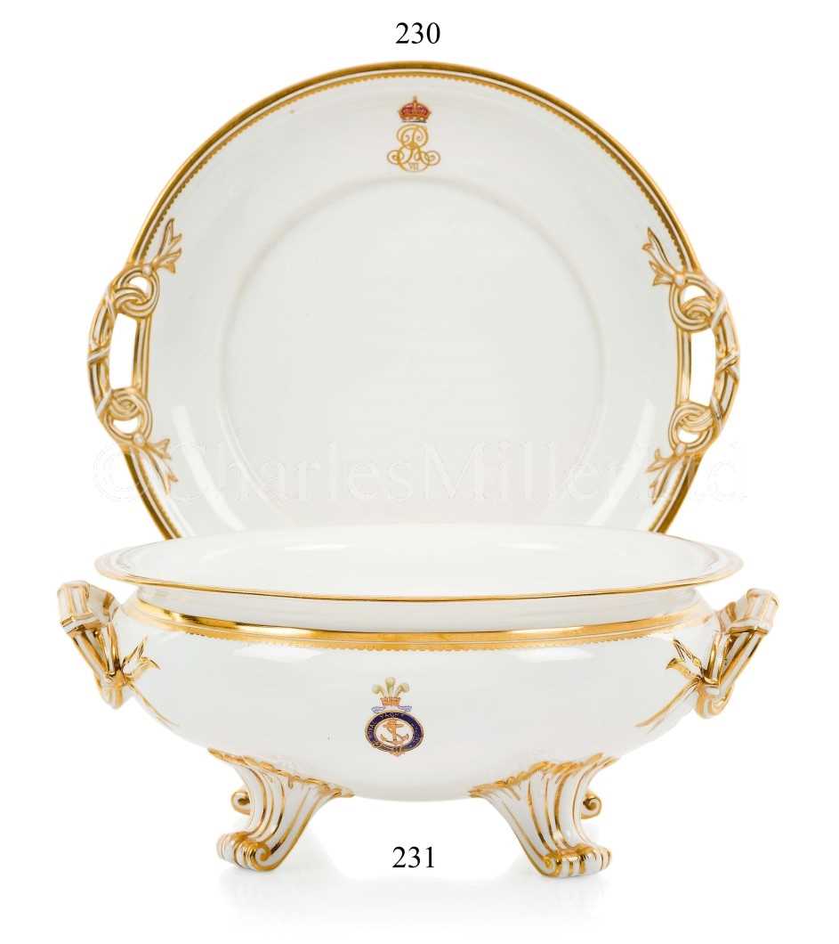 Lot 231 - AN IMPRESSIVE GOLD AND WHITE PATTERN TUREEN/SALAD BOWL FROM THE ROYAL YACHT OSBORNE