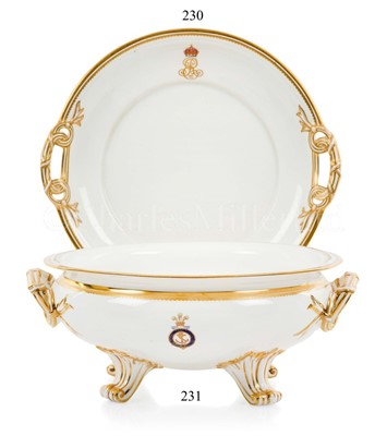 Lot 231 - AN IMPRESSIVE GOLD AND WHITE PATTERN TUREEN/SALAD BOWL FROM THE ROYAL YACHT OSBORNE