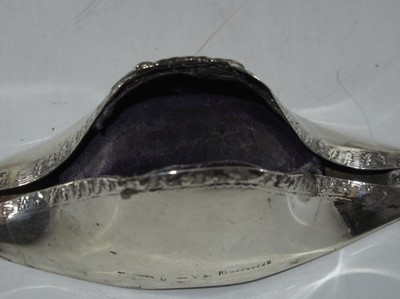 Lot 251 - AN EDWARDIAN SILVER NOVELTY PIN CUSHION, CIRCA 1910