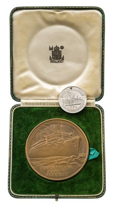 Lot 117 - A LARGE COMMEMORATIVE BRONZE MEDAL COMMEMORATING THE MAIDEN VOYAGE OF THE R.M.S. QUEEN MARY, 1936