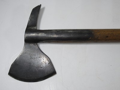Lot 163 - AN EARLY 19TH CENTURY NAVAL BOARDING AXE BY GILPIN