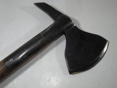 Lot 163 - AN EARLY 19TH CENTURY NAVAL BOARDING AXE BY GILPIN