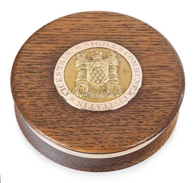 Lot 171 - A FINE GOLD-MOUNTED TABLE SNUFF BOX MADE OF TREEN FROM THE 1819 AND 1824 NORTHWEST PASSAGE EXPLORATION VESSEL H.M.S. 'GRIPER'