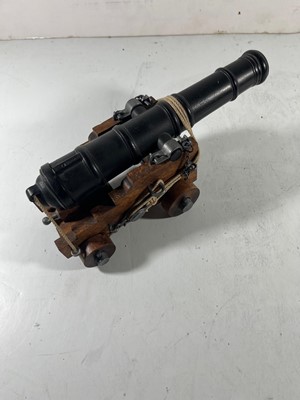 Lot 83 - A MODERN MODEL OF AN 18TH CENTURY NAVAL GUN