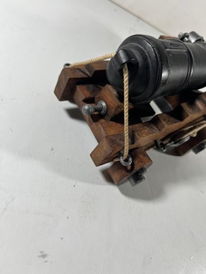 Lot 83 - A MODERN MODEL OF AN 18TH CENTURY NAVAL GUN