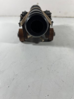 Lot 83 - A MODERN MODEL OF AN 18TH CENTURY NAVAL GUN