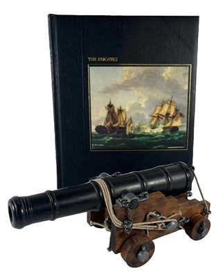 Lot 83 - A MODERN MODEL OF AN 18TH CENTURY NAVAL GUN