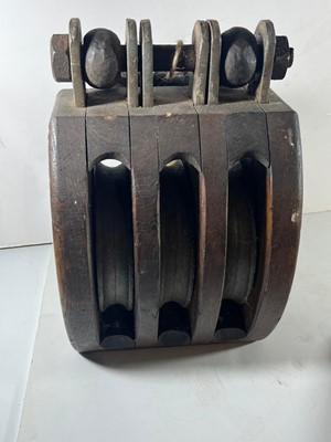 Lot 27 - A 19TH CENTURY OAK PULLY BLOCK