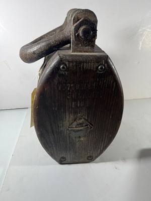 Lot 27 - A 19TH CENTURY OAK PULLY BLOCK