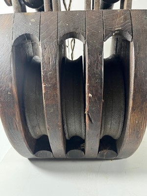 Lot 27 - A 19TH CENTURY OAK PULLY BLOCK