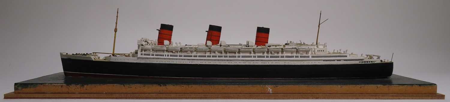 Lot 68 - A 1:680 SCALE WATERLINE MODEL OF THE CUNARD LINER R.M.S. 'QUEEN MARY'