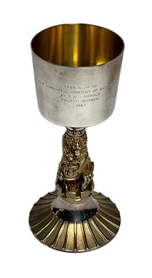 Lot 152 - A SILVER GOBLET COMMEMORATING WESTMINSTER ABBEY AND THE QUEEN'S SILVER JUBILEE PRESENTED TO THE WORSHIPFUL COMPANY OF SHIPWRIGHTS 1977