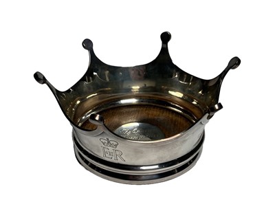 Lot 161 - A SILVER WINE COASTER COMMEMORATING OF THE QUEEN'S SILVER JUBILEE PRESENTED TO THE WORSHIPFUL COMPANY OF SHIPWRIGHTS
