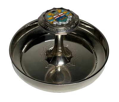 Lot 157 - AN ELIZABETH II SILVER ASHTRAY FOR THE WORSHIPFUL COMPANY OF SHIPWRIGHTS BY GARRARD & CO. LTD, LONDON, 1957