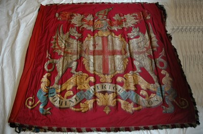 Lot 177 - A PAINTED SILK BARGE PENNANT WITH THE COAT OF ARMS FOR THE CITY OF LONDON PRESENTED TO THE WORSHIPFUL COMPANY OF SHIPWRIGHTS, 19TH CENTURY