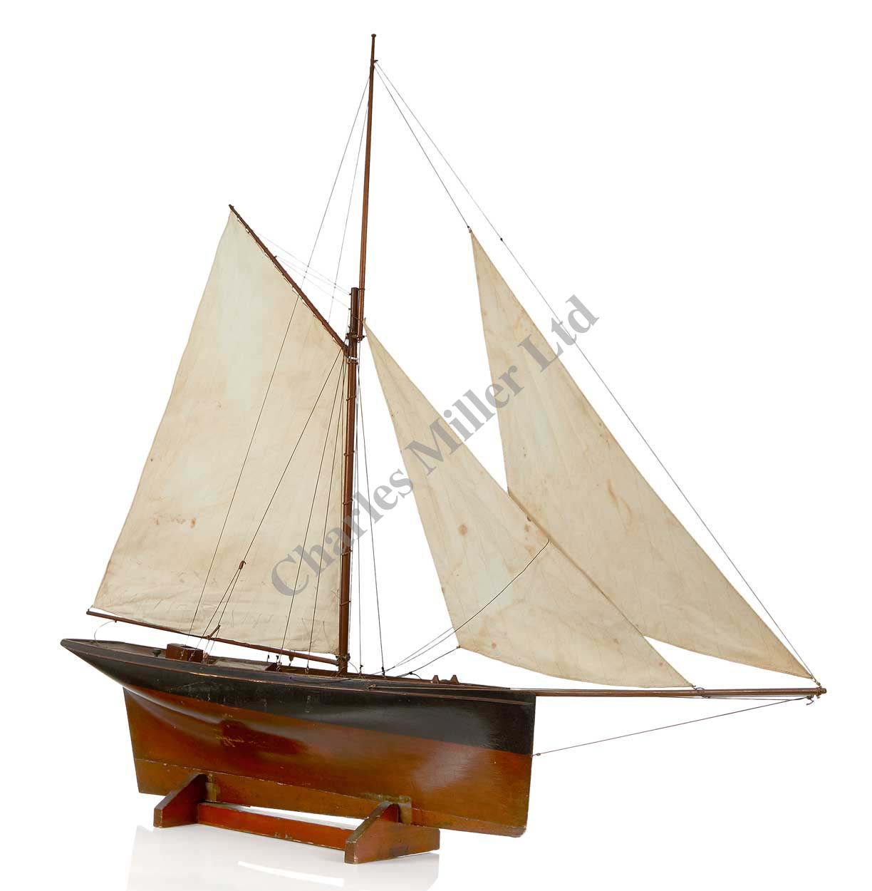 Lot 271 - A SAILING MODEL FOR THE GAFF-RIGGED YACHT...