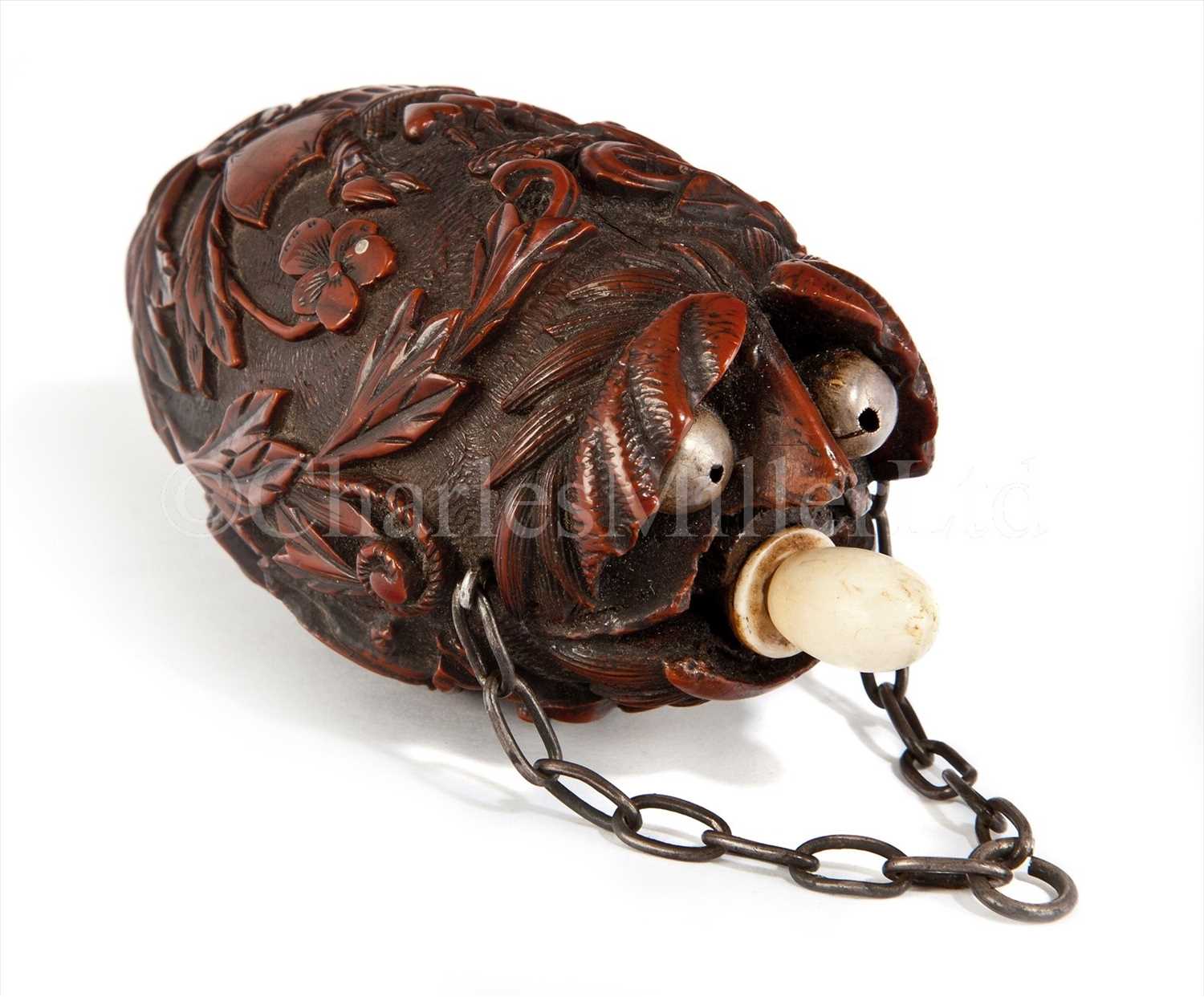 Lot 92 - A FINELY-CARVED SWEETHEARTS 'BUG BEAR'...