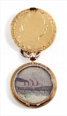 Lot 132 - A GOLD AND HARDSTONE FOB ORNAMENT...